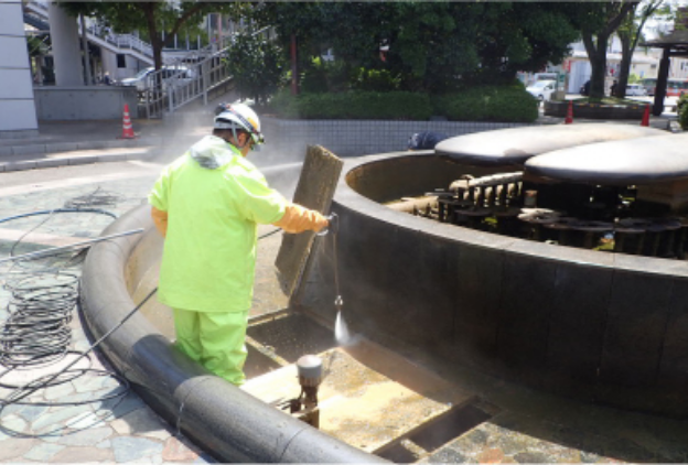 公園内池の清掃