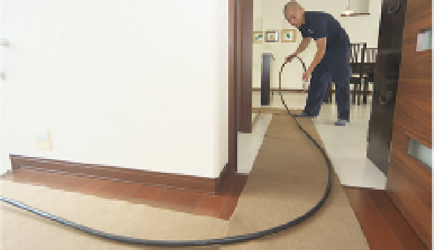 床や家具が汚れないように養生します。