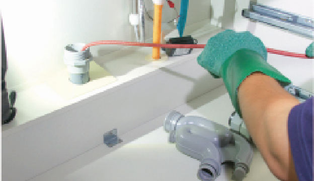 専用の機器でパイプの汚れを落とします。