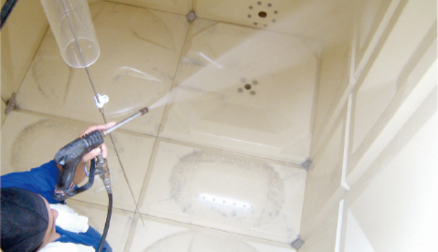 専用の高圧洗浄ガンを使って作業します。