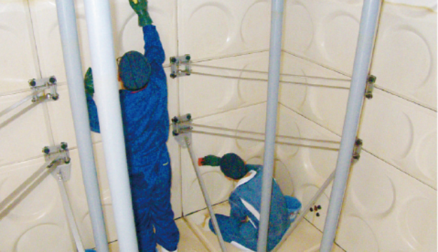 殺菌処理を施した作業服や機材を用いて作業します。