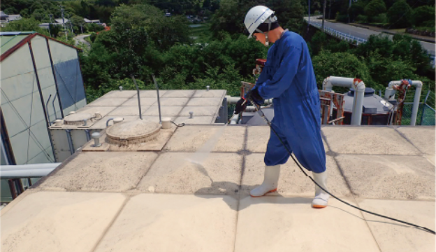 貯水槽の外側もキレイにします。