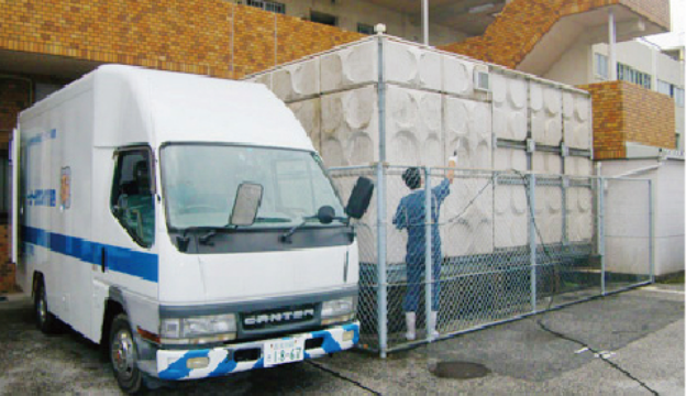 貯水槽清掃専用車で作業します。