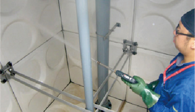 清掃後、消毒をします。